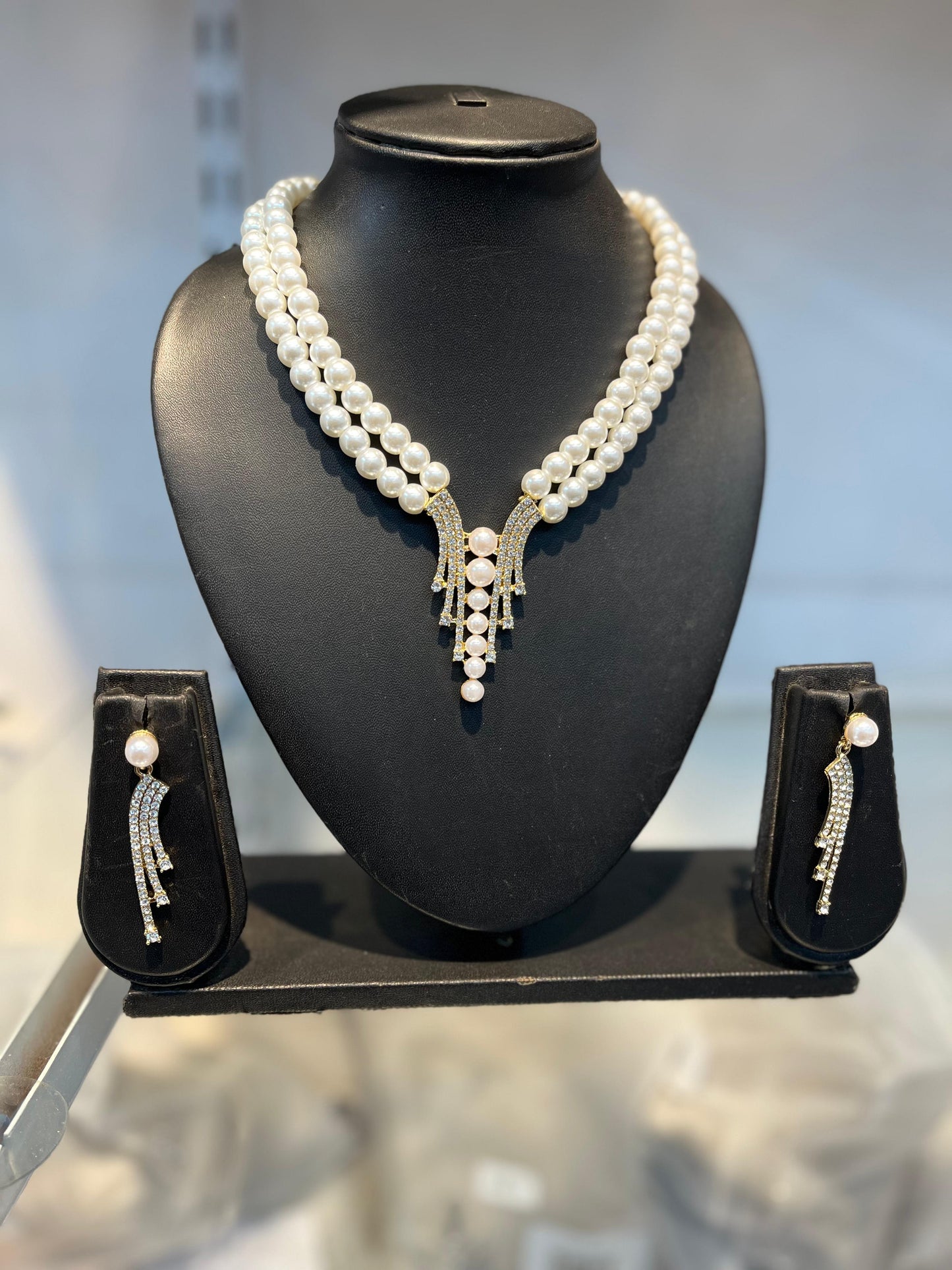 Elegant Two-Layer Pearl and Crystal Statement Necklace Set Golden